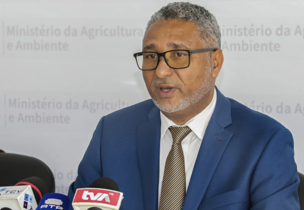 fotogradia do ministro da agricultura e do ambiente de Cabo Verde, a prestar declarações aos meios de comunicação