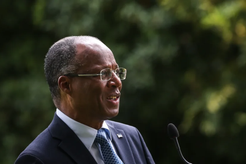 fotografia do primeiro ministro de Cabo Verde, a falar para um microfone na natureza