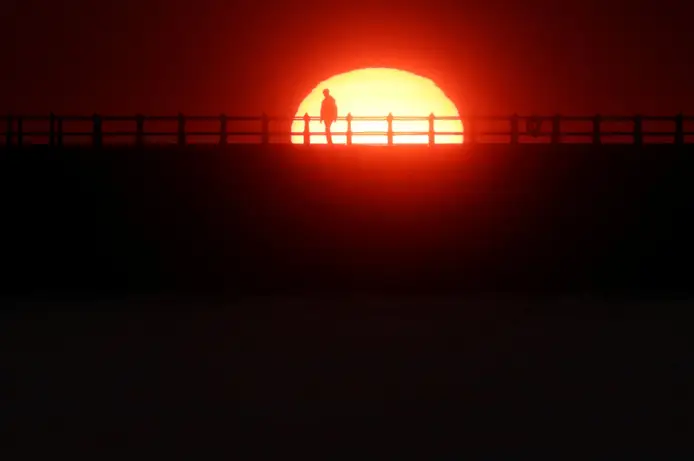 Por sol sobre ponte Reuters